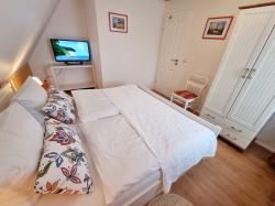 Schlafzimmer mit Doppelbett + TV